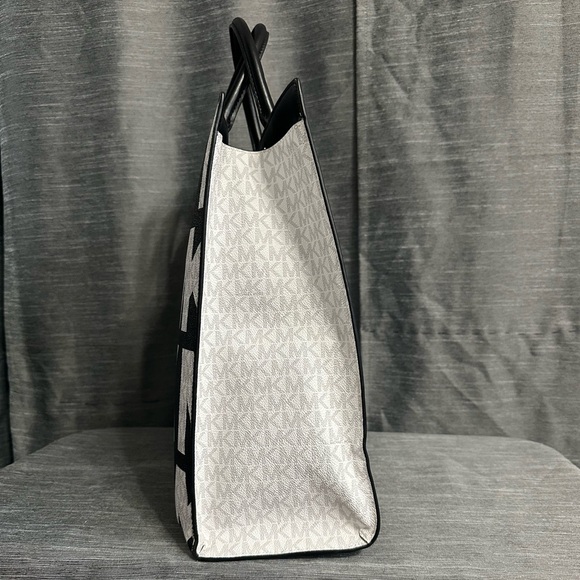 Micheal Kors Everly Tote in Black and White Multi - Picture 4 of 9